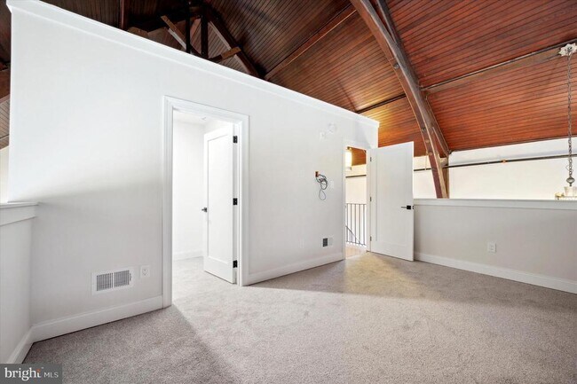 Building Photo - 430 York Rd