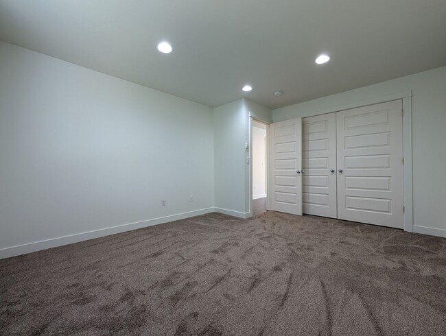 Building Photo - Great 2bed/1bath Duplex with large yard!