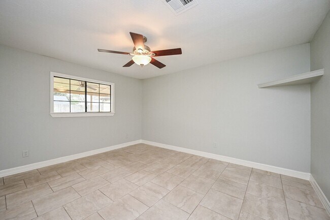 Building Photo - 15723 Creekhaven Dr