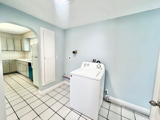 Building Photo - 140 Ferry St