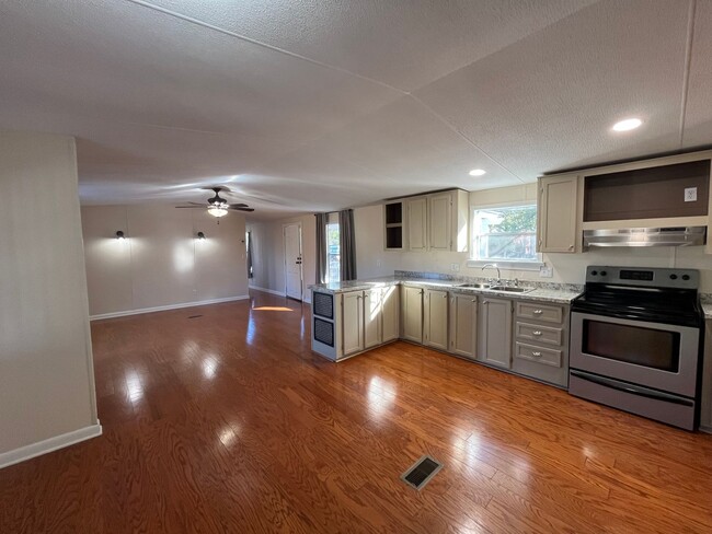 Building Photo - Newly renovated 3 Bedroom, 2 Bathroom Manu...