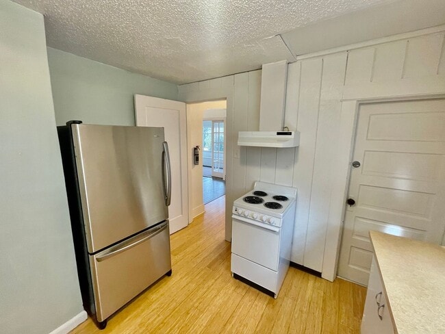 Building Photo - R0445