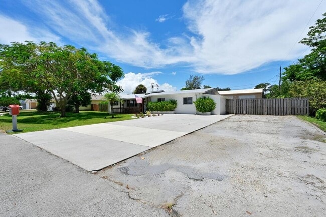 Building Photo - 5702 SE Laguna Ave