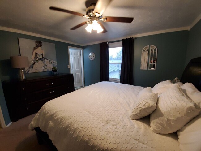 Building Photo - Furnished family home with large fenced backyard