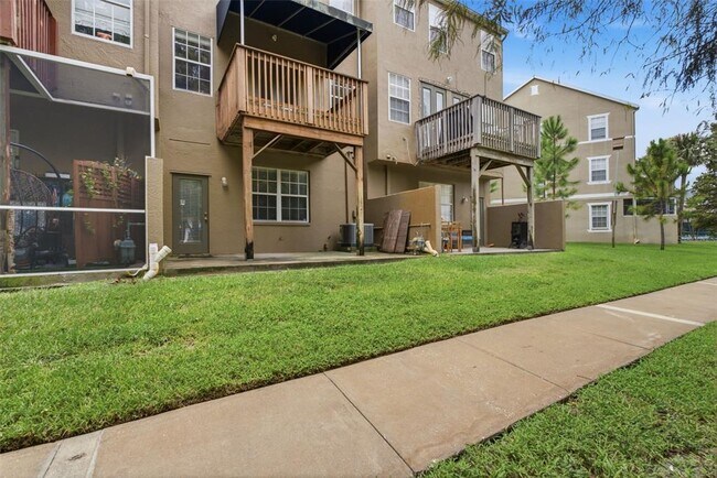 Building Photo - 3011 Pointeview Dr