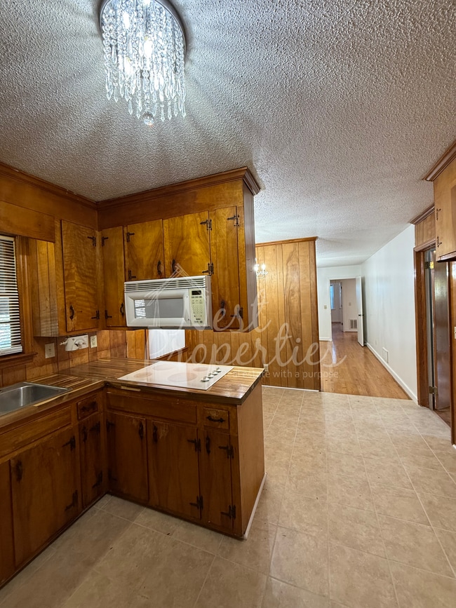 Building Photo - 3901 Pine Cone Dr