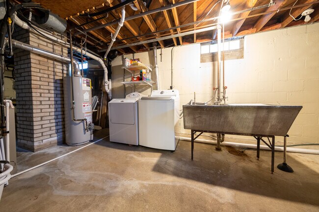 Building Photo - 2626 N Vincent Ave