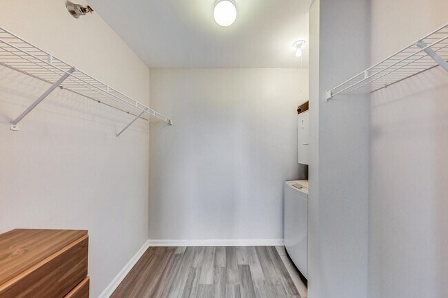 Building Photo - 345 N La Salle Dr