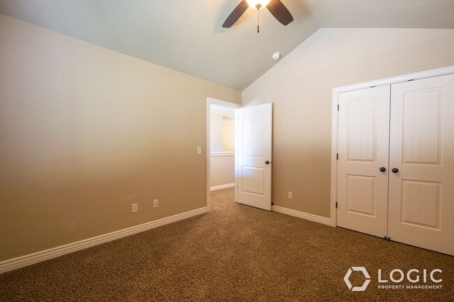 Building Photo - Gorgeous Townhome in South Jordan!