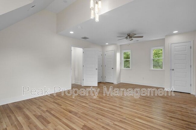 Building Photo - 2616 Redwood Ave