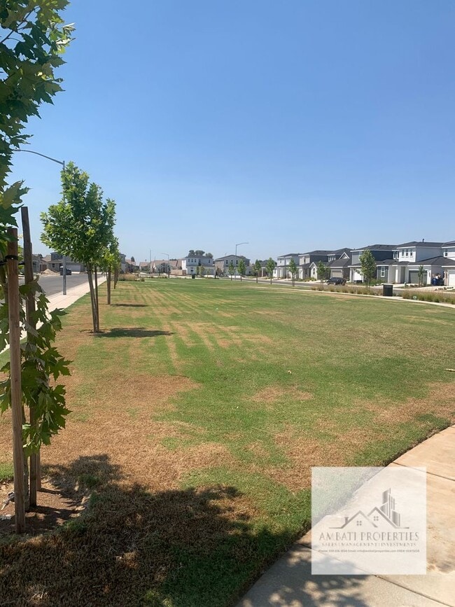 Building Photo - Brand New home in Clovis Unified School District with Solar!