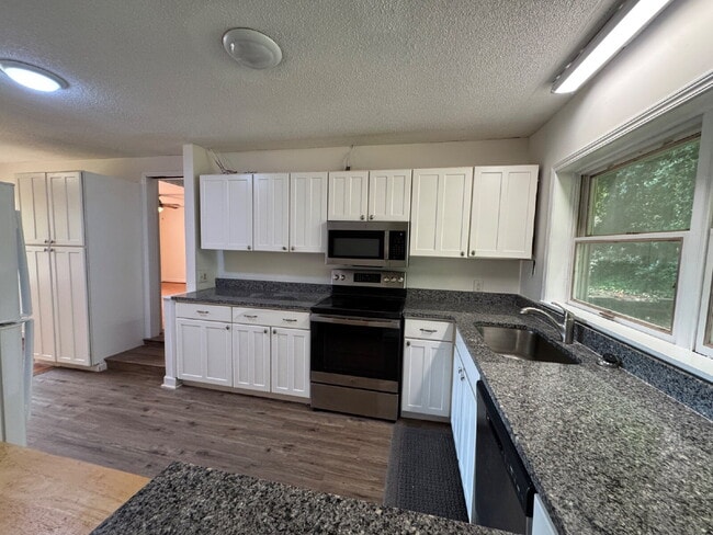 Building Photo - 4 bed & 3 full bath - Perfect for families and students