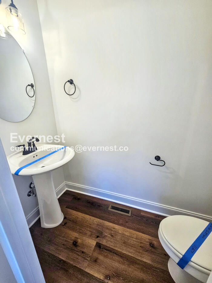 Building Photo - 112 W 21st Ave