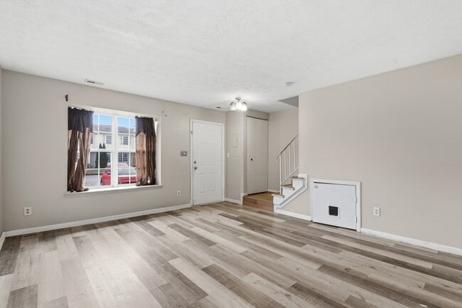 Building Photo - 72 Chelmsford Ct