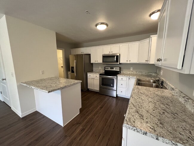 Building Photo - 3BR/2.5BA Townhouse Move-in Special**