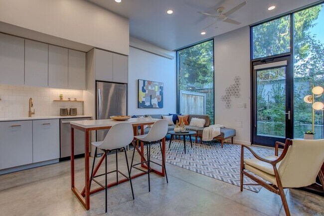 Building Photo - Luxury One Bedroom! Near Salt and Straw an...