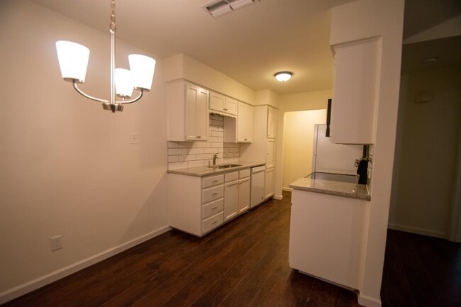 Building Photo - 2107 Mistletoe Ave