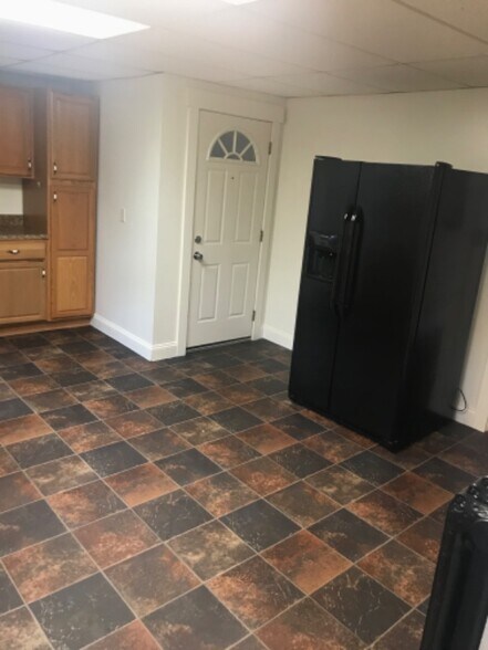 Building Photo - 704 N Chestnut St