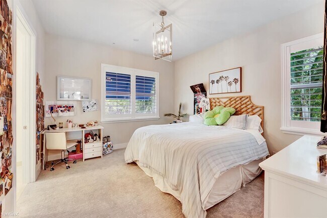Building Photo - 3 br, 4.5 bath Townhome - 1045 Harbor Vill...
