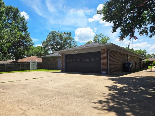 Building Photo - Brick 3/2/2 in Nice Denison Neighborhood O...