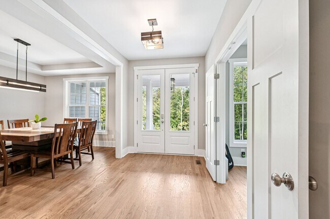 Building Photo - Luxury 5 Bed, 3.5 Bath Home on Large Lot !...