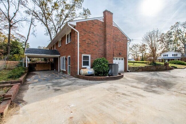 Building Photo - Newly remodeled 3/2.5