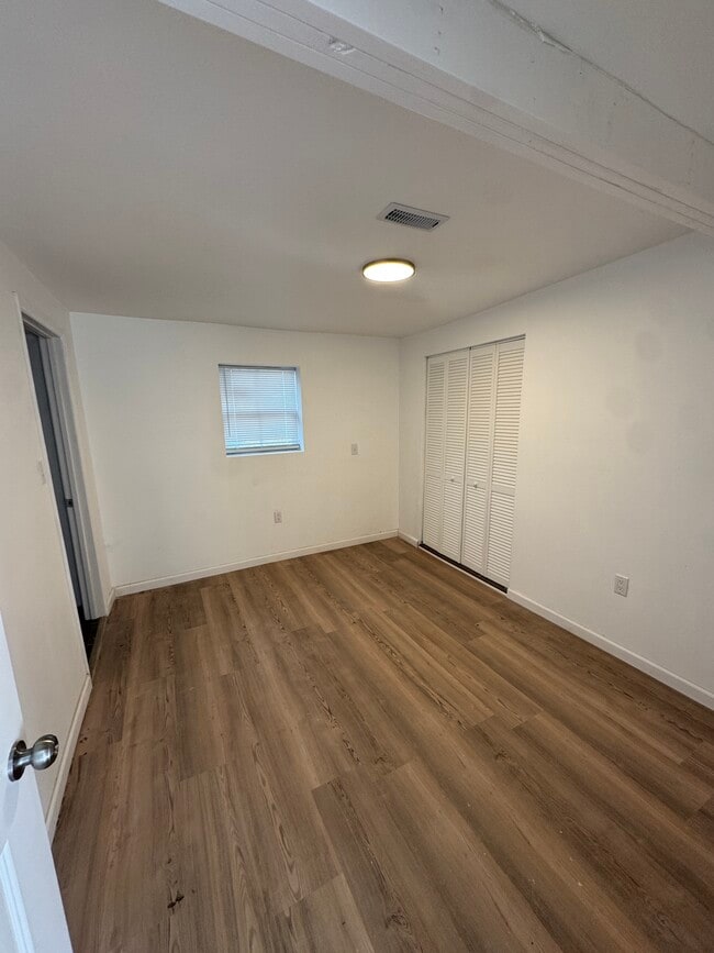 Building Photo - 839 S Jackson St