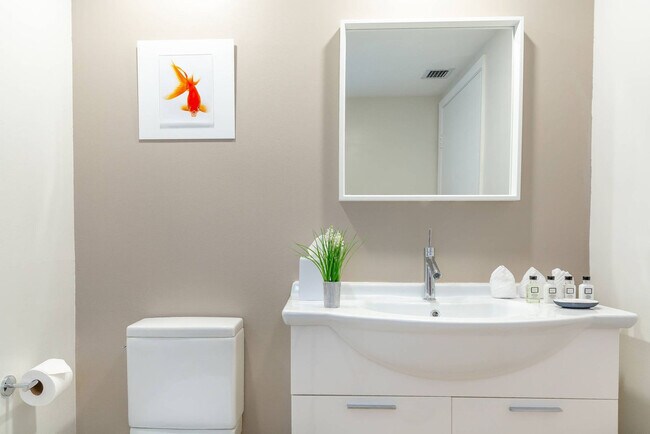 Building Photo - 485 Brickell Ave