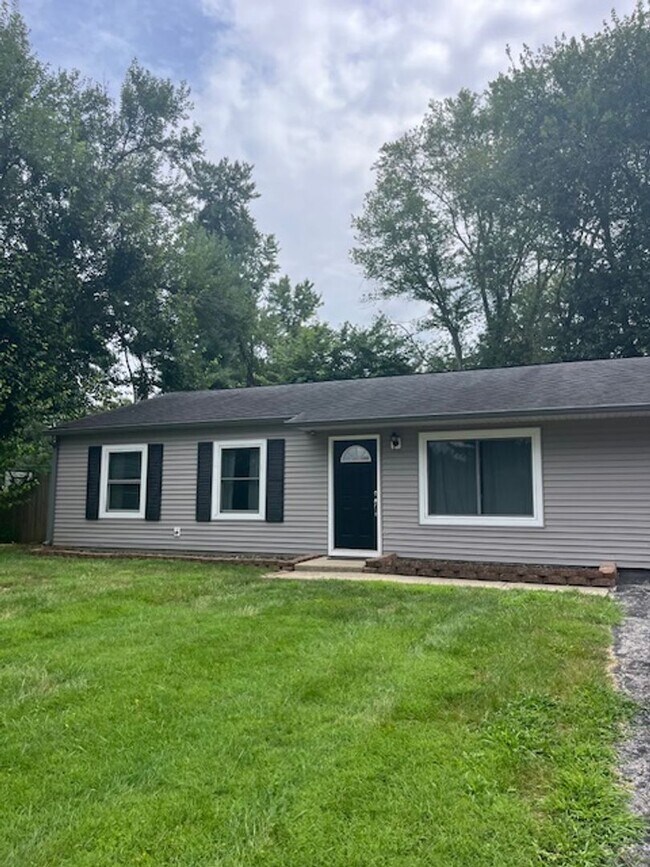 Building Photo - 3 bedroom, 2 bath home - Comfortable, Upda...