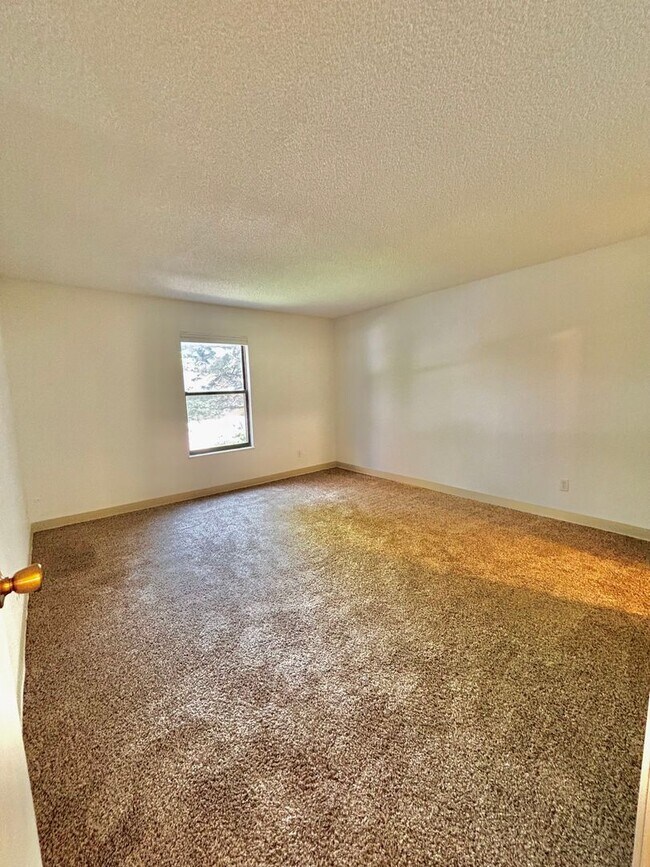 Building Photo - Spacious Green Mountain One Bedroom w/Pool...