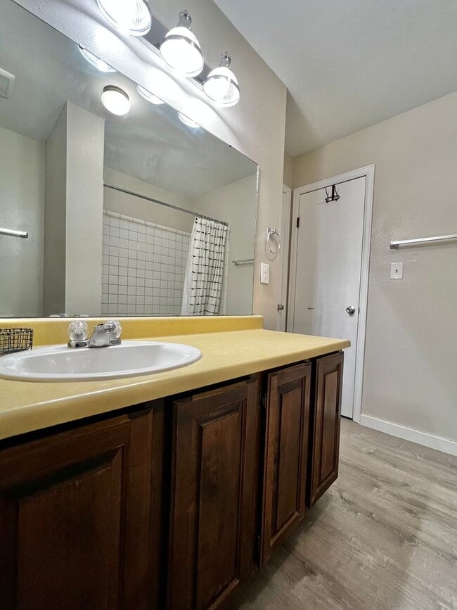 Building Photo - Charming 2 Bed 1.5 Bath Townhome in West F...