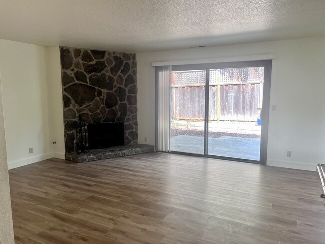 Building Photo - 578 Spinnaker Ct
