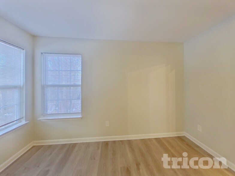 Building Photo - 1585 Kingston Dr