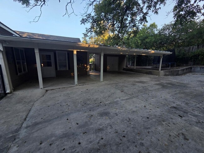 Building Photo - 801 Everett St