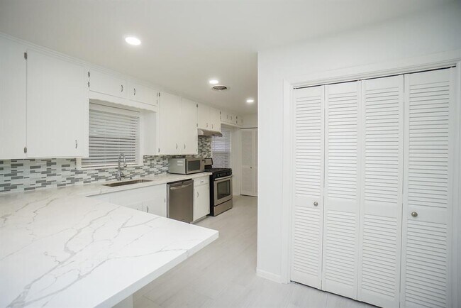 Building Photo - 4145 Sarong Dr