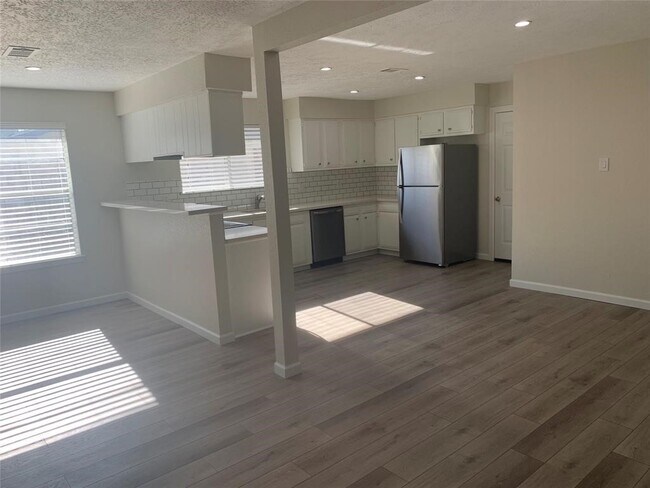 Building Photo - 214 Maple Leaf Dr