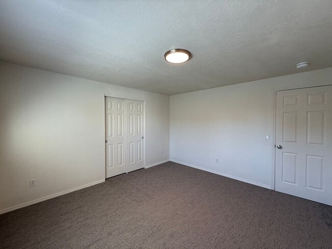 Building Photo - Freshly Updated Four Bedroom