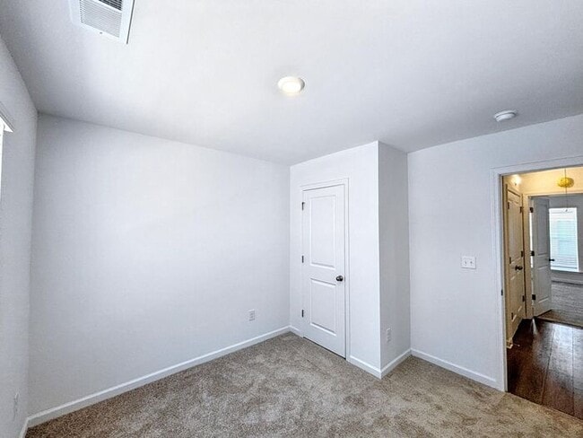 Building Photo - 4-Bedroom Home with Scenic Views and Conve...