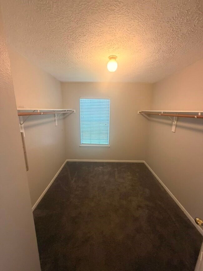 Building Photo - 22018 Willow Shadows Dr