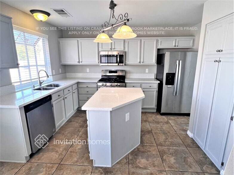Building Photo - 415 Opal Dr
