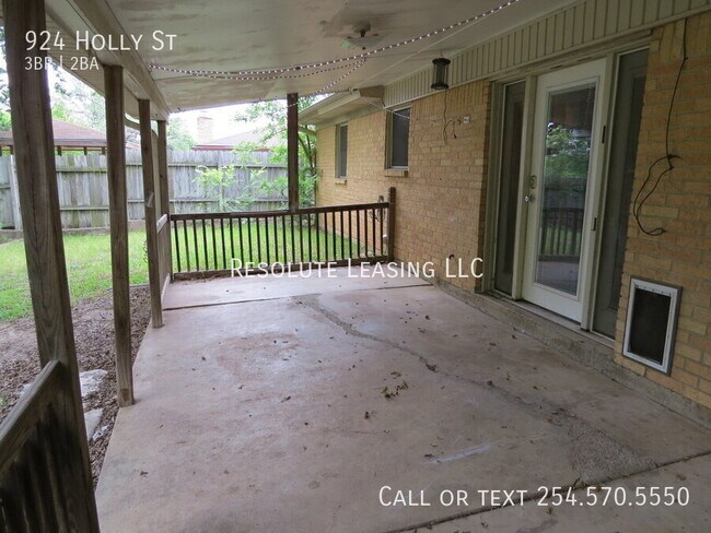 Building Photo - 924 Holly St