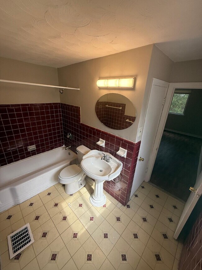 Building Photo - Beautiful 4 Bedroom Rental in Berkeley, MO...