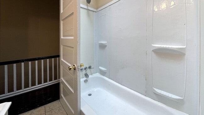 Building Photo - Spacious 3-Bedroom Philly Living: Hardwood Floors & Natural Light