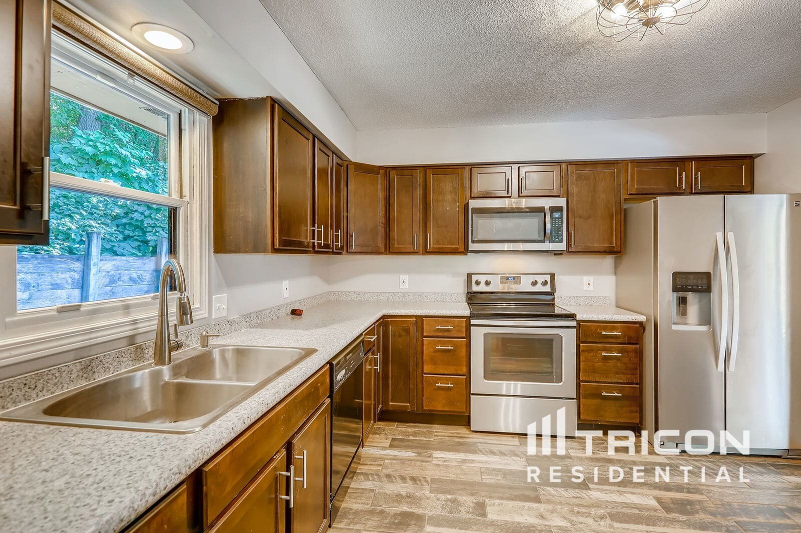 Building Photo - 3409 Brookview Dr
