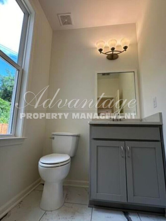 Building Photo - Gorgeous Updated Home For Rent in U of M a...