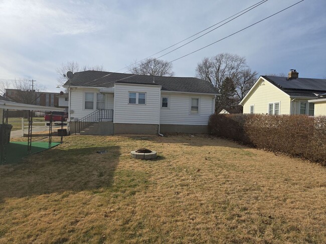 Building Photo - 2 Bedroom 1.5 Bath Single Family Home - Up...