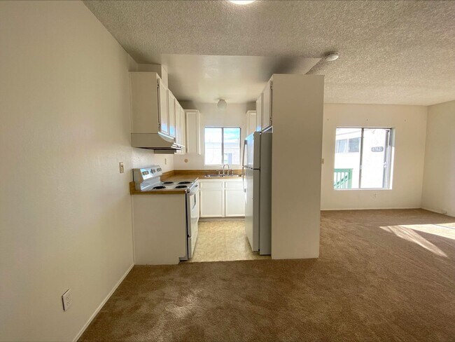 Building Photo - GREAT PB LOCATION! On Site Laundry! Spacious Bedroom!