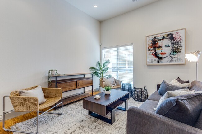 Building Photo - Henderson Ave Townhome with Rooftop Skyline Views