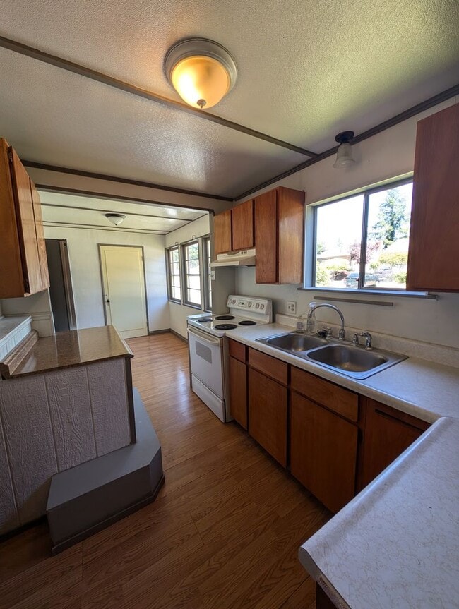 Building Photo - A Quarky Bremerton Original! Tons of Space...