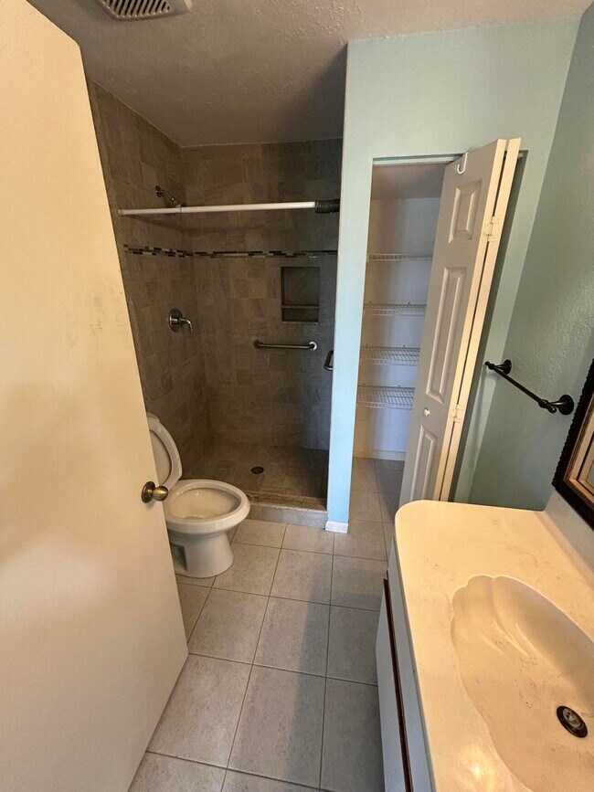 Building Photo - 1585 NE Beacon Dr